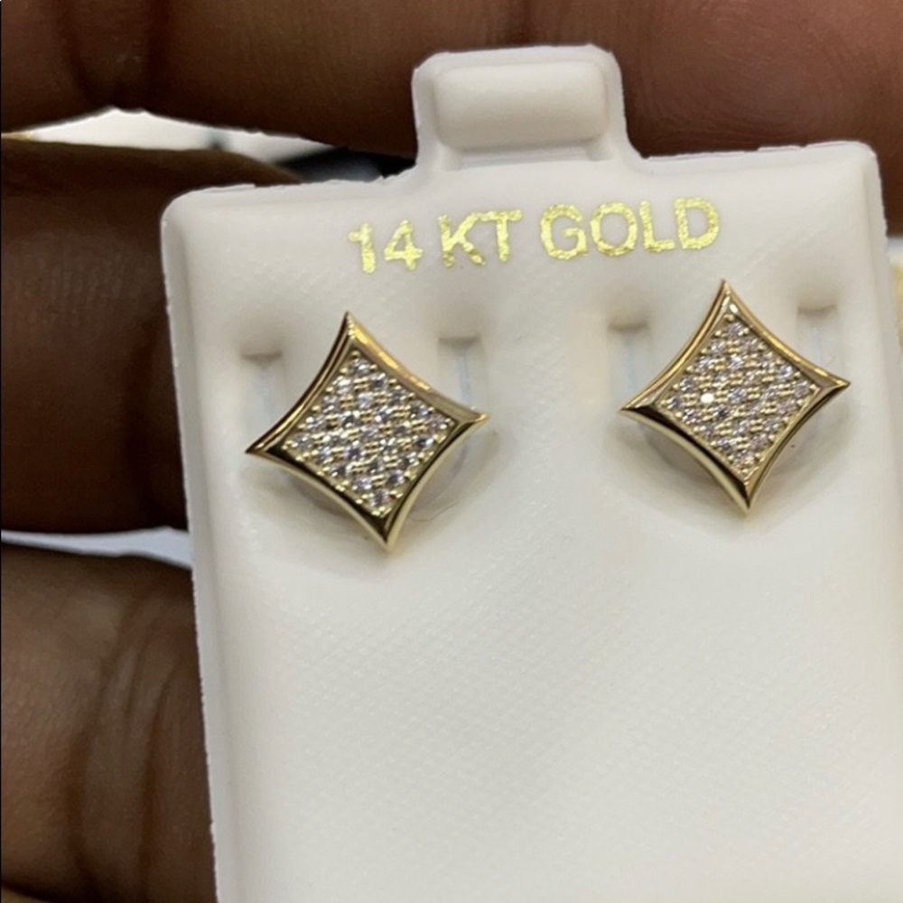 Gold earring